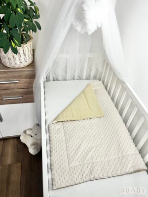 Monica – Puha babatakaró 70×90 cm | Bézs pamutvászon, krém minky, antiallergén töltettel