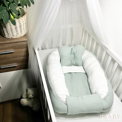 Grace babafészek szett – pasztell olivazöld waffle pamut és pöttyös pamut kuckó a legkisebbeknek