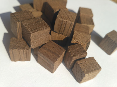 Közepesen égetett fakocka tölgyből, 25 gr