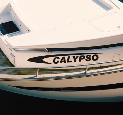 Egyedi jelzés matrica hajóra