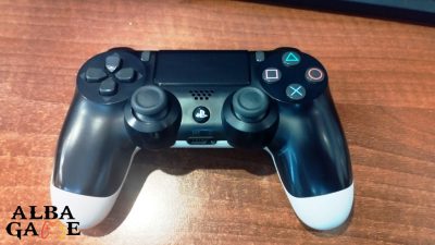 DUALSHOCK 4 V2 KONTROLLER FEKETE-FEHÉR (EGYEDI) - HASZNÁLT