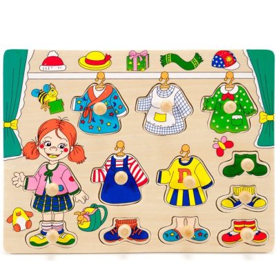 Fogantyús lapöltöztető lányos