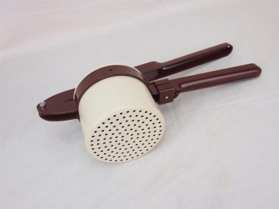 Burgonyaprés, porfestett acél - Magyar krumplinyomó