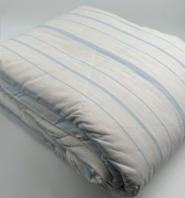 Babakék - fehér csíkos színű steppelt ágytakaró 235x250 cm
