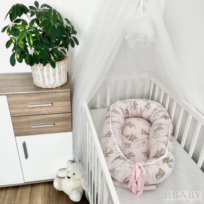 Szivárványos Álom – Babafészek újszülötteknek | Alvó mackóval, rózsaszín minta, 100% pamut, antiallergén, mosható