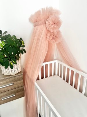 Tüll baldachin függöny pomponnal – 150x600 cm dekoratív babaszoba kiegészítő