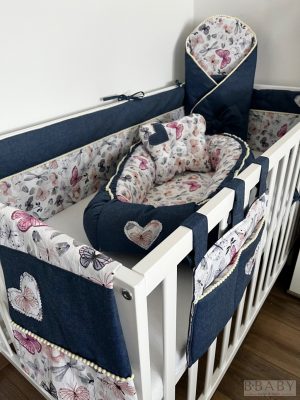 Emery Belle teljes babaágy szett – 7 részes, farmer és pillangós pamut kollekció bogyós díszítéssel