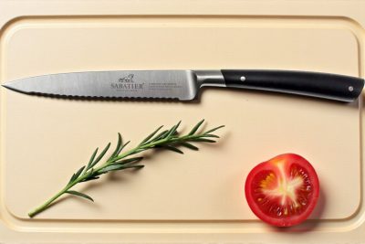 Lion Sabatier Edonist Black fogazott univerzális kés – 12 cm prémium kovácsolt, díszdobozban