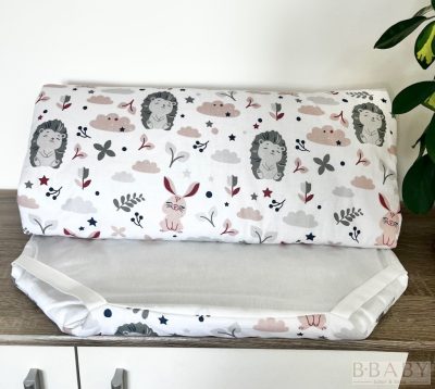 Boldog nyuszi és süni óvodai derékalj – pasztell alapon, 130x56 cm