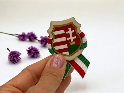 Kézműves Kossuth Címeres Magyar Kokárda – Fa Kitűző Nemzeti Színű Szalaggal