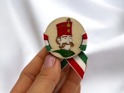 Kézműves huszáros kokárda – Fa Kitűző Nemzeti Színű Szalaggal