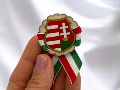 Kézműves Kossuth címeres kokárda – Pecsét alakú fa kitűző nemzeti színű szalaggal