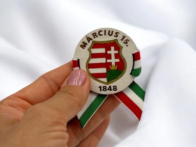 Kézműves Kossuth címeres kokárda – Kör alakú fa kitűző nemzeti színű szalaggal