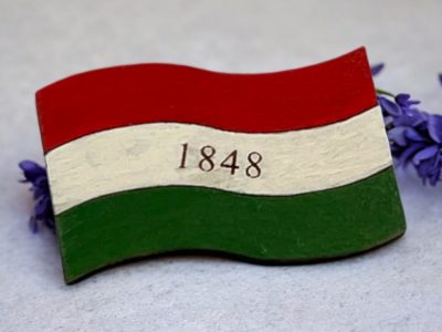 Kézműves zászló alakú kokárda – Fa Kitűző 