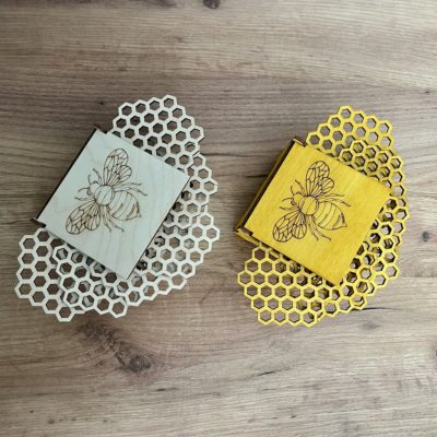 Méhsejtes poháralátétek (6db) méhes dobozban