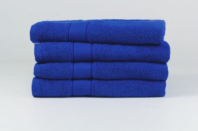 Törölköző - royalkék - széles bordűrrel - 50x90 cm