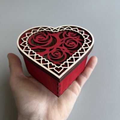 Szív alakú lézervágott díszdoboz rózsás mintával