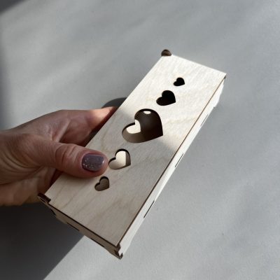 Vágott, nyíló fedelű ajándékdoboz