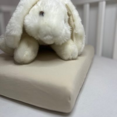 Tejeskávé gumis pamut baba lepedő 50x90 cm kiságyba – univerzális, 100% pamut