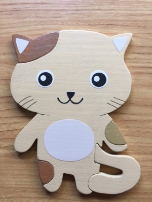 Cica tejeskávé bútordísz