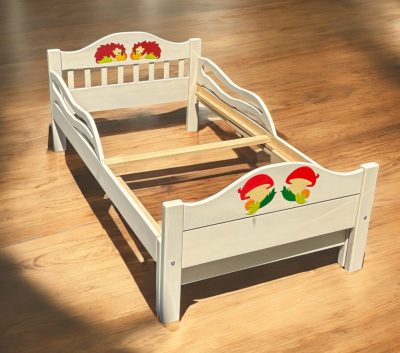 Bővíthető gyerekágy fából, törtfehér színben, 2-2 gomba süni dísszel, 80x140-180 cm