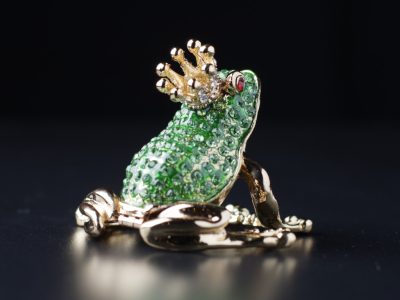 Béka király ékszertartó szelence