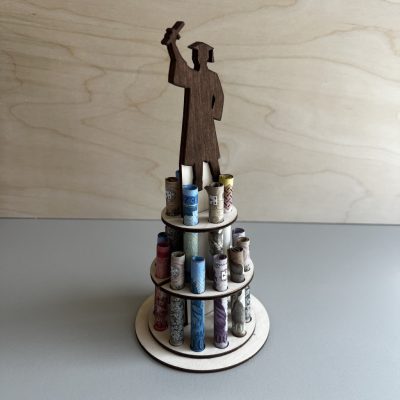 Bankjegy torony ballagásra vagy diplomaosztóra