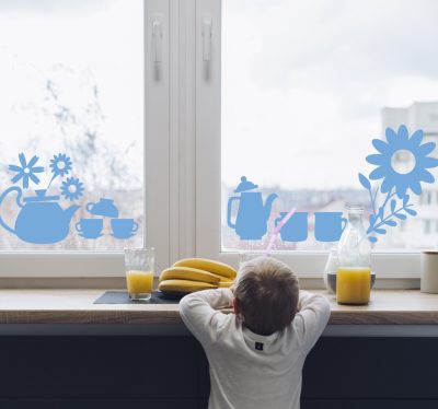 Teás csésze és virágok dekoráció