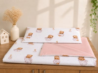Csörgős maci ovis egybevarrt ágynemű szett – púder pamut 90x140 + 40x50