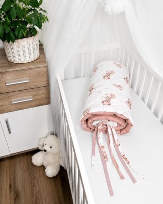 Csörgős maci – Járókabetét 120×120 cm |Macis, púder, 100% pamut, magasított rácsvédővel