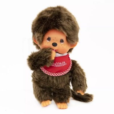 Moncsicsi plüssfigura fiú előkével pirosbarna 20 cm