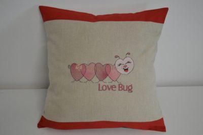 Hímzett díszpárna /Love Bug/