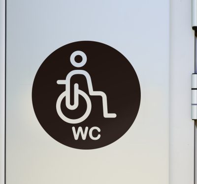 Tolószékes WC helység matrica