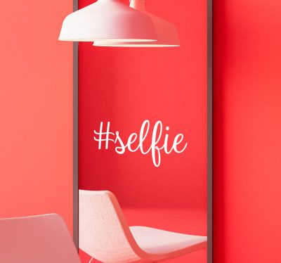 Selfie felirat tükörre