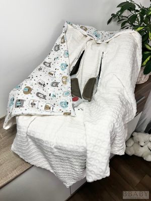 MaciPofik – Bélelt babatakaró hordozóba 88×88 cm | Mackó arc mintás pamut, mogyoró wellsoft, kapucnis, övátbújós kialakítás