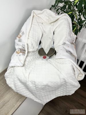MackóPilóta – Bélelt babatakaró hordozóba 88×88 cm | Repülős macis pamut, krém wellsoft, kapucnis, övátbújós kialakítás