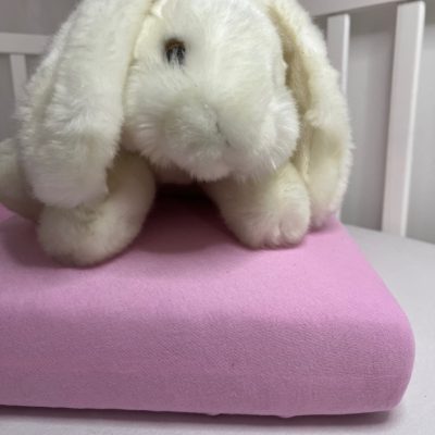 Rózsaszín gumis pamut baba lepedő 60x120 és 70x140 cm kiságyba – univerzális, 100% pamut