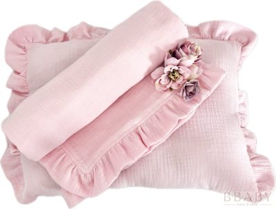 Rózsaszín muszlin babaágynemű garnitúra fodros széllel – 70×90 cm takaró, 35×25 cm párna