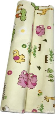 Halványsárga vízhatlan matracvédő lepedő 40x90 cm – szafari mintás, gumis rögzítéssel