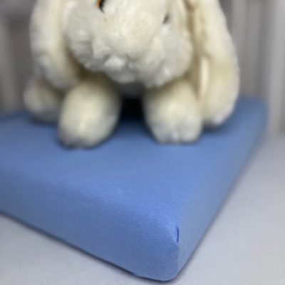 Óceánkék gumis pamut baba lepedő 60x120 és 70x140 cm kiságyba – univerzális, 100% pamut