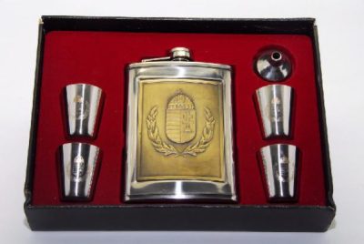 Fém laposüveg készlet díszdobozban, poharakkal, címerrel