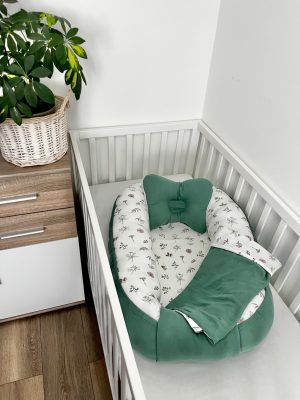 Muszlin–pamut babafészek szett smaragd és levélmintás – pillangópárnával és takaróval