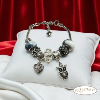 Pandorka karkötő, ezüst színű alapon 