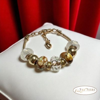 Pandorka karkötő, arany színű alapon