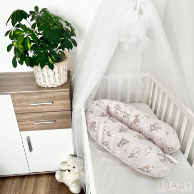 Egyenes vonalú kismamapárna – Álomfelhő (rózsaszín) | Szivárványos alvó macikkal a nyugodt babázásért