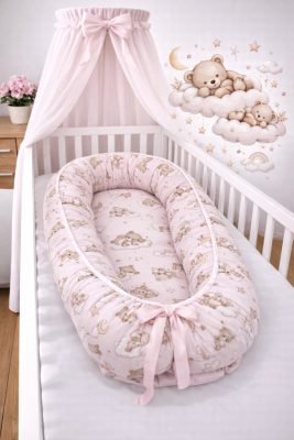 Szivárványos Álom – Babafészek újszülötteknek | Alvó mackóval, rózsaszín minta, 100% pamut, antiallergén, mosható