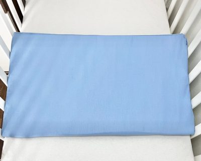 Világoskék reflux párna babáknak – döntött, minta nélküli babapárna