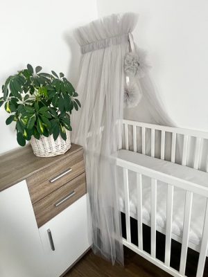 Tüll baldachin függöny pomponnal – 150x600 cm dekoratív babaszoba kiegészítő