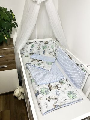 Bbaby 3 részes egybevarrt babaágynemű – Sün Balázs és erdei barátai, világoskék minkyvel, egyenes fejvédővel