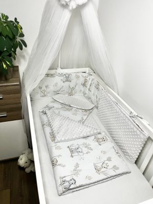 Bbaby 3 részes babaágynemű – Afrikai Kaland, halványszürke minky és zsiráfos pamutvászon, egyenes fejvédővel